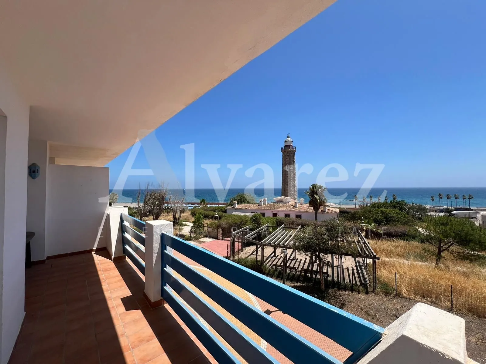 El faro y el Puerto Deportivo de Estepona desde una terraza